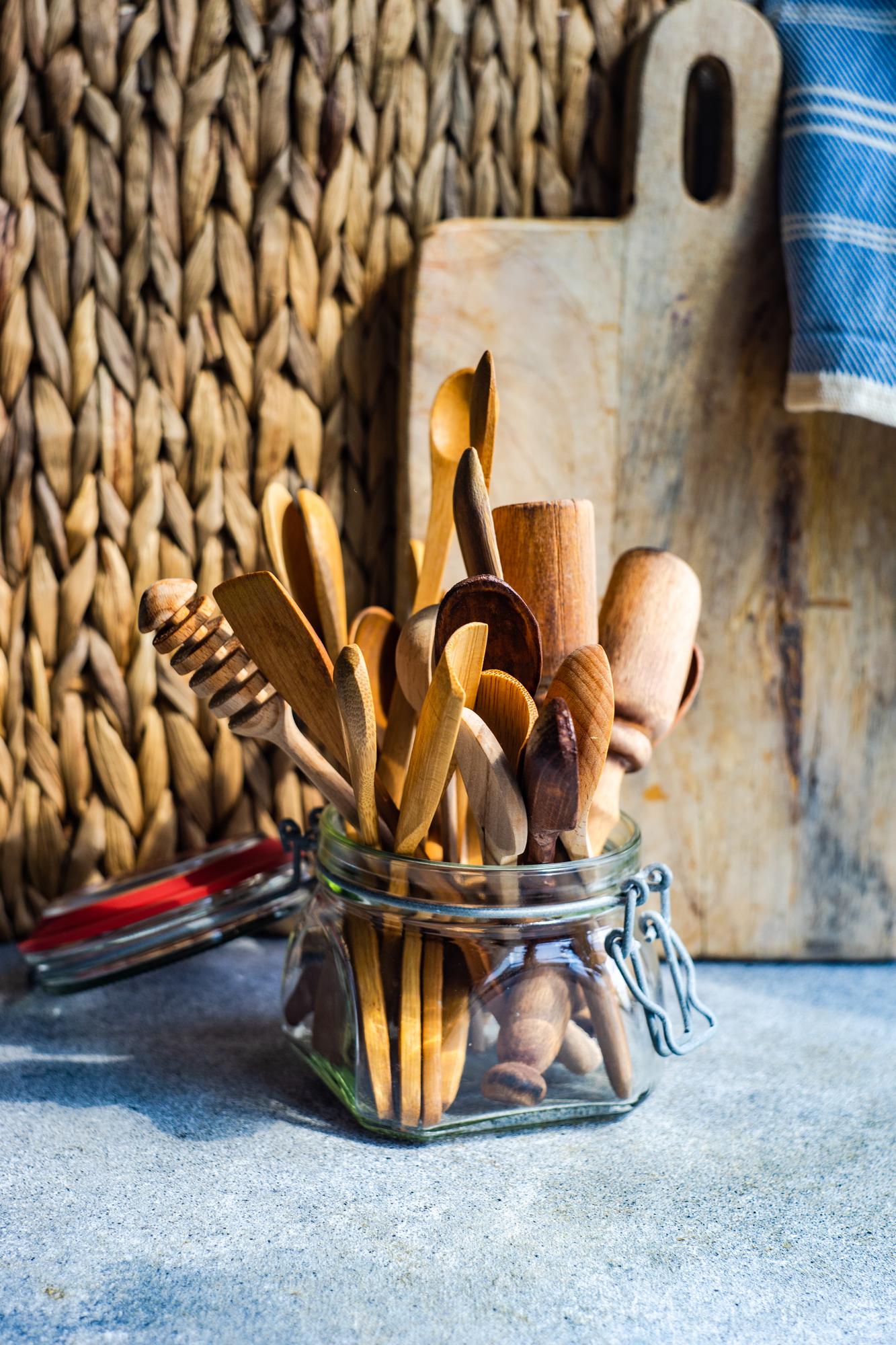 Interno di laboratorio di cucina con utensili in legno
