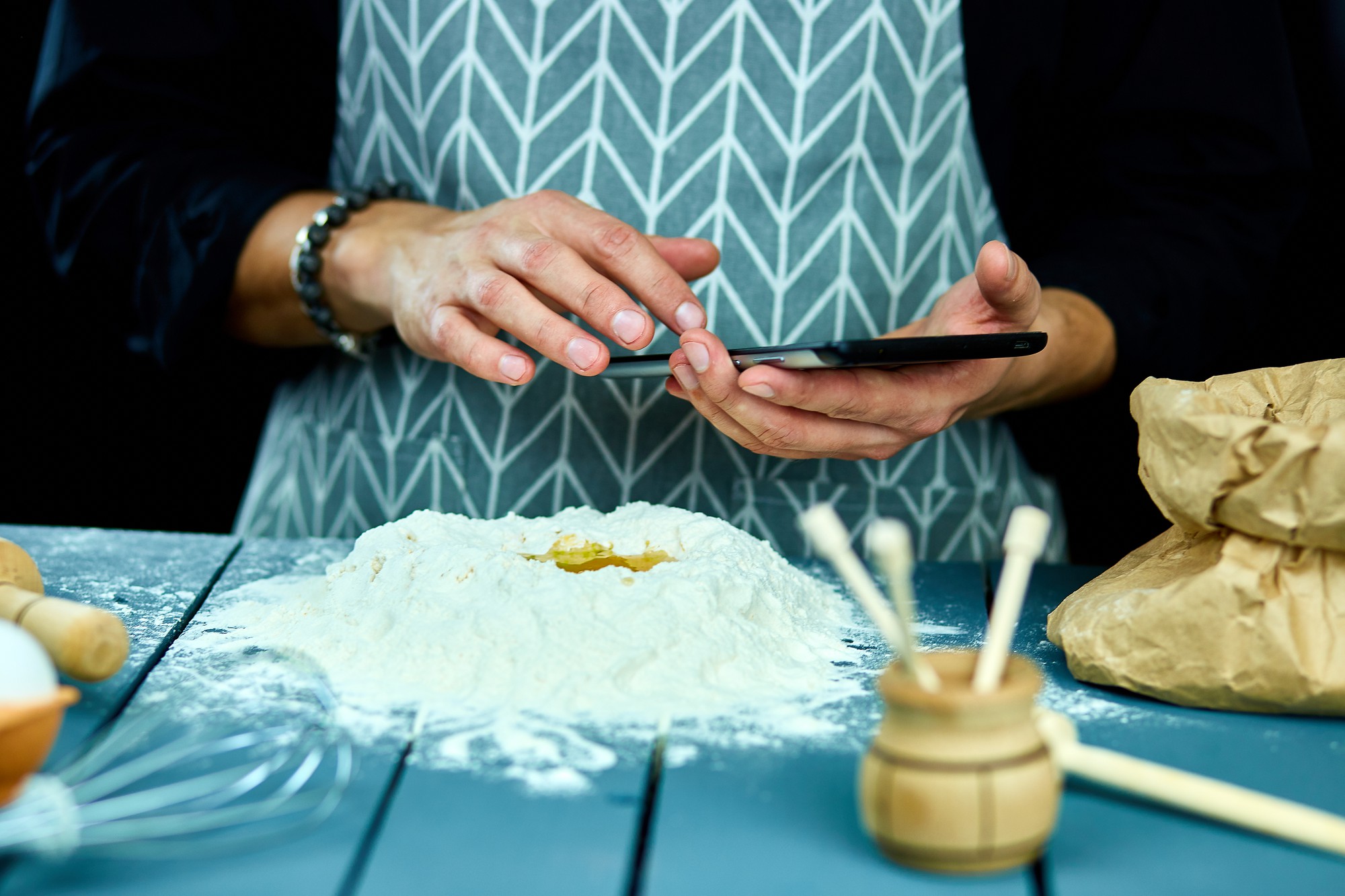 Chef al lavoro in cucina artigianale